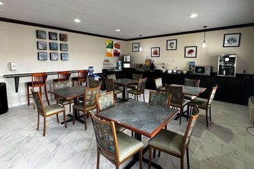 هتل Quality Inn Near I72 And Hwy 51