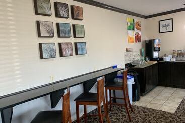 هتل Quality Inn Near I72 And Hwy 51