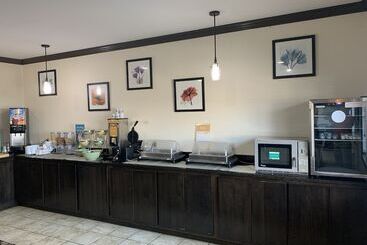 هتل Quality Inn Near I72 And Hwy 51