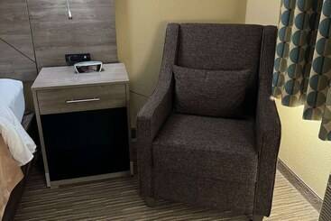 هتل Quality Inn Near I72 And Hwy 51