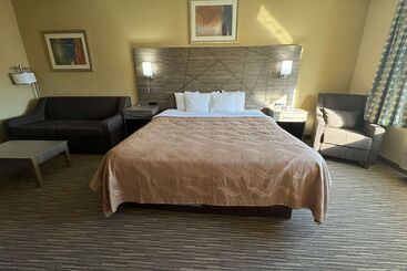 هتل Quality Inn Near I72 And Hwy 51