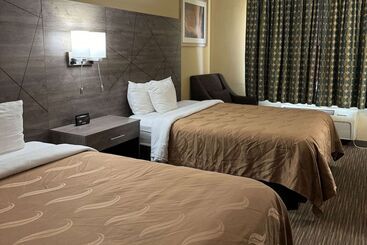 هتل Quality Inn Near I72 And Hwy 51