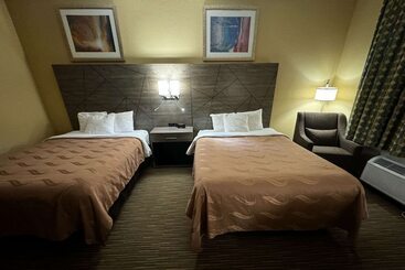 هتل Quality Inn Near I72 And Hwy 51