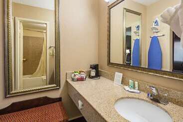 هتل Quality Inn & Suites Greenville   Haywood Mall