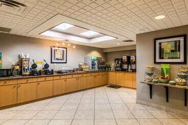 هتل Quality Inn University Lansing