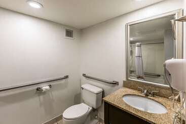 هتل Quality Inn University Lansing