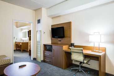 هتل Quality Suites