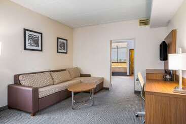 هتل Quality Suites