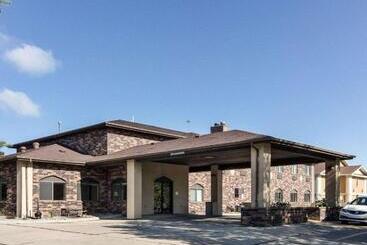 هتل Quality Suites Near West Acres