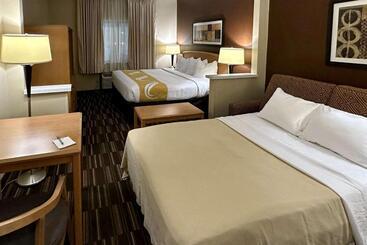 هتل Quality Suites Near West Acres