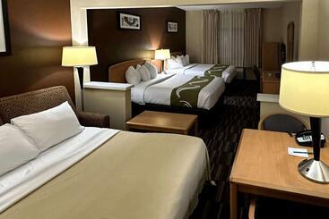 هتل Quality Suites Near West Acres