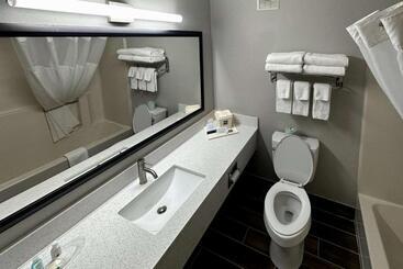 هتل Quality Suites Near West Acres