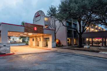 هتل Ramada By Wyndham Austin South