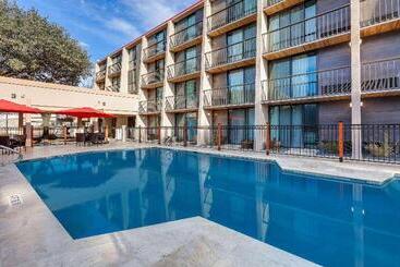 هتل Ramada By Wyndham Austin South
