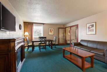 هتل Ramada By Wyndham Bismarck