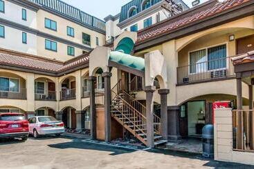 هتل Rodeway Inn Regalodge