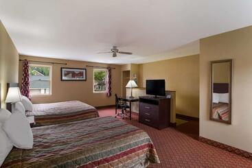 هتل Rodeway Inn & Suites