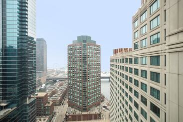 هتل Sheraton Grand Chicago Riverwalk