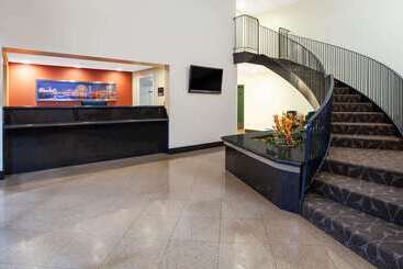 هتل Travelodge Inn & Suites By Wyndham Anaheim On Disneyland Dr