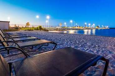 هتل Best Western Plus Dockside Waterfront Inn
