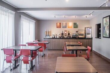 هتل Comfort Inn East