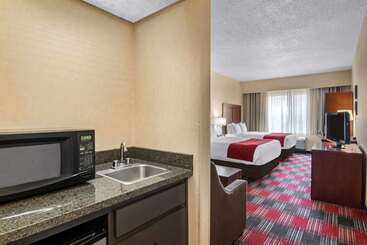 هتل Comfort Suites Near Vancouver Mall