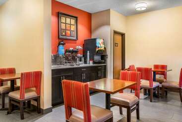 هتل Comfort Suites Near Vancouver Mall