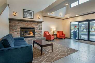 هتل Comfort Suites Near Vancouver Mall