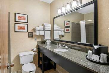 هتل Comfort Suites Near Vancouver Mall