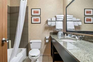 هتل Comfort Suites Near Vancouver Mall