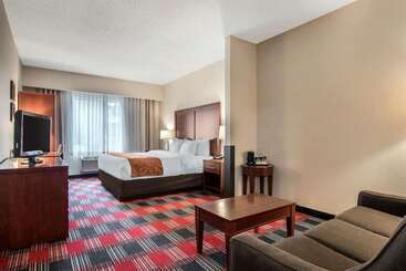 هتل Comfort Suites Near Vancouver Mall