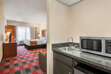 هتل Comfort Suites Near Vancouver Mall