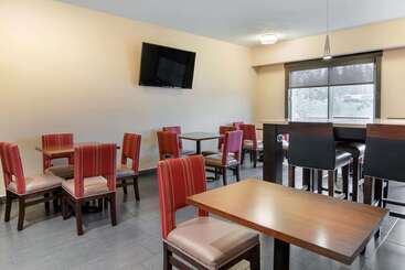 هتل Comfort Suites Near Vancouver Mall