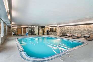 هتل Comfort Suites Near Vancouver Mall