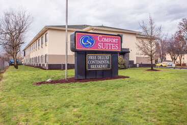 هتل Comfort Suites Near Vancouver Mall
