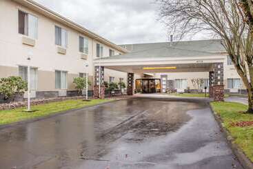 هتل Comfort Suites Near Vancouver Mall