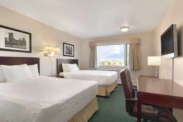 هتل Days Inn By Wyndham Lethbridge