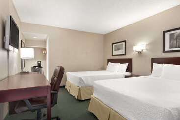 בית מלון כפרי Days Inn By Wyndham Lethbridge