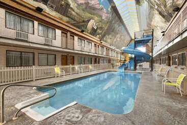 هتل Days Inn By Wyndham Lethbridge