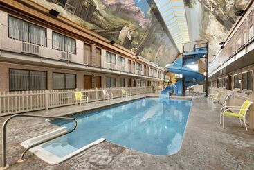 هتل Days Inn By Wyndham Lethbridge