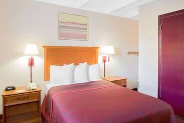 هتل Days Inn By Wyndham Tallahassee University Center