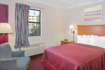 هتل Days Inn By Wyndham Tallahassee University Center