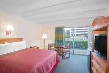 هتل Days Inn By Wyndham Tallahassee University Center