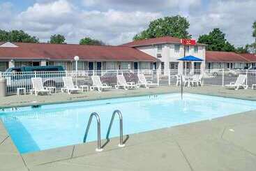 هتل Econo Lodge Inn & Suites South