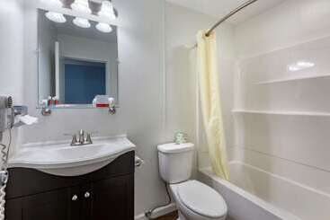 هتل Econo Lodge Inn & Suites South