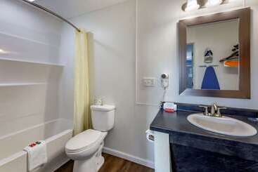 هتل Econo Lodge Inn & Suites South