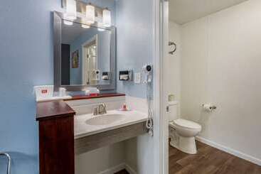 هتل Econo Lodge Inn & Suites South