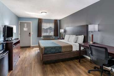 هتل Econo Lodge Inn & Suites South