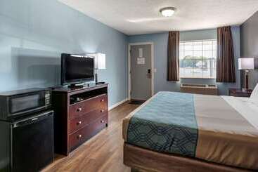 هتل Econo Lodge Inn & Suites South