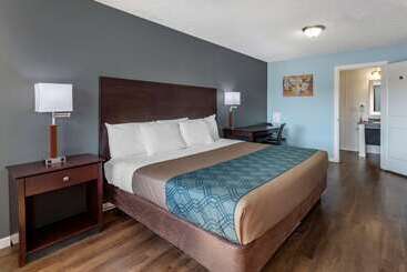 هتل Econo Lodge Inn & Suites South